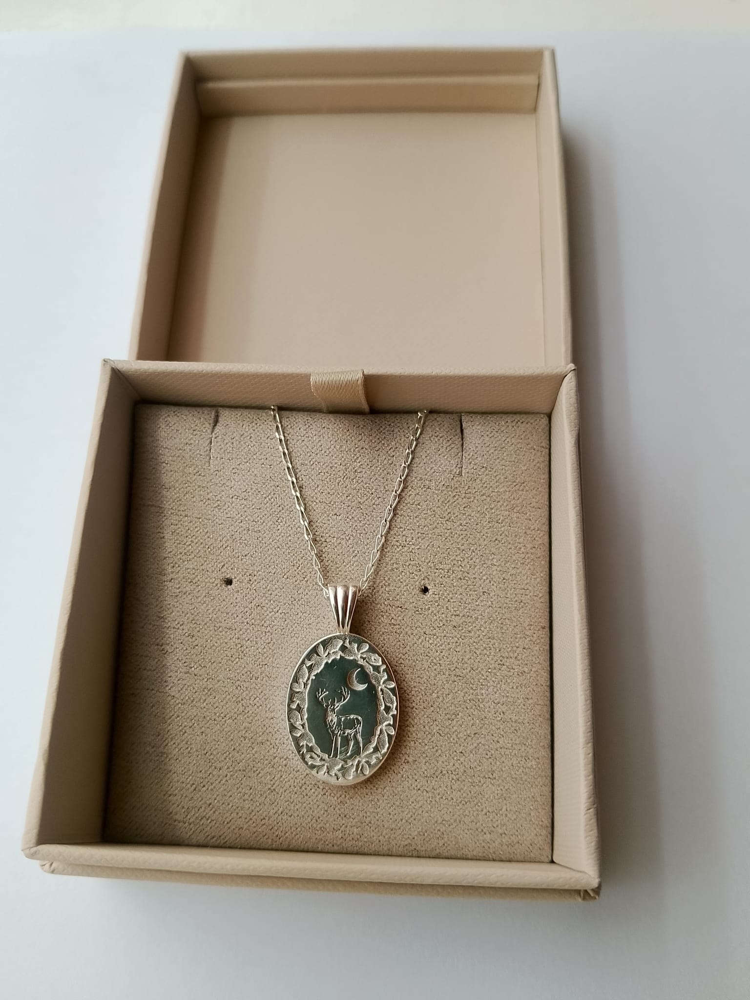 pendente_argento_con_cervo_e_luna_con_packaging.png