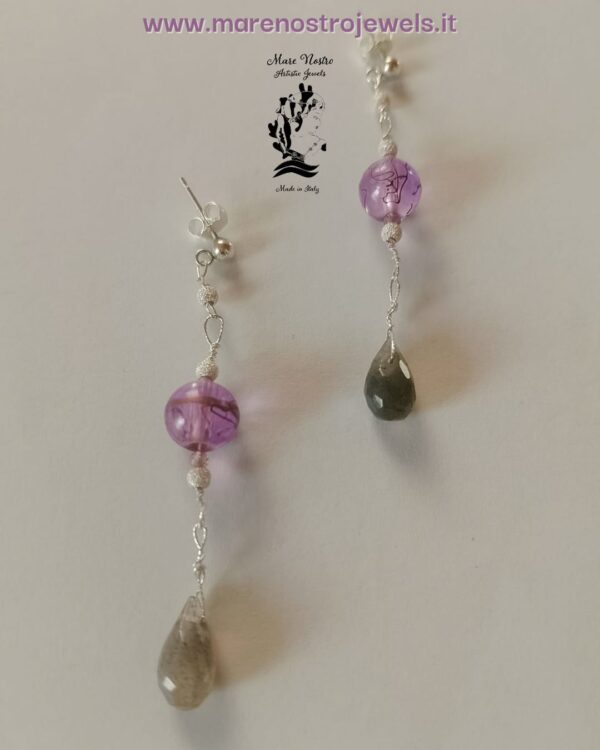 Orecchini pendenti in filo d’argento e pietre preziose / Silver wire and precious stone drop earrings