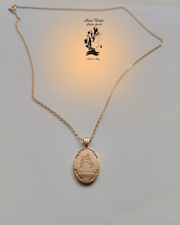Pendente in bronzo con collana “La Pietà” / Natural bronze pendant with gold-plated brass necklace depicting “La Pietà” by Michelangelo