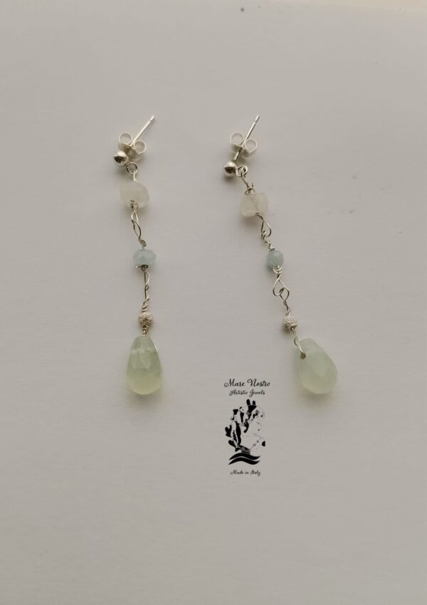 Orecchini pendenti in filo d’argento con perline sfaccettate in pietra di luna , acquamarina e Jade Xinshan / Silver Wire Dangle Earrings with Faceted Moonstone, Aquamarine and Xinshan Jade Beads