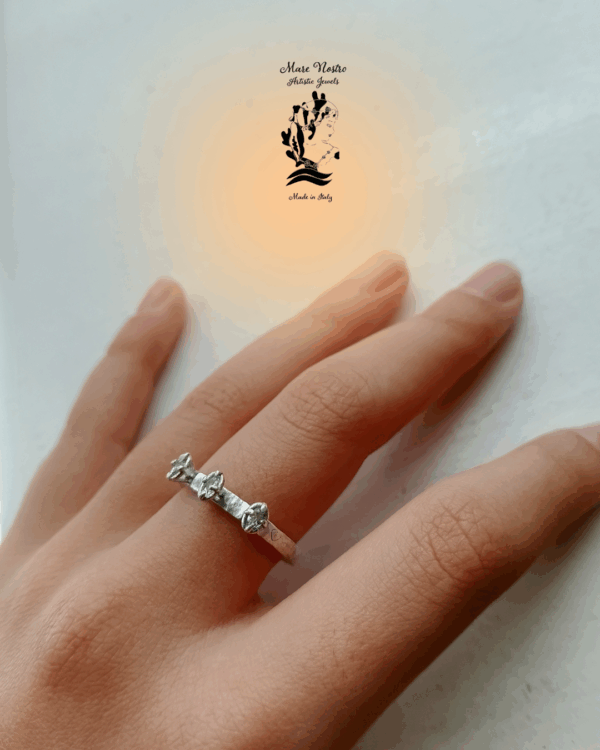 Anello trilogy con acquamarine naturali / Trilogy ring, 925 silver , satin finish, with natural aquamarines.